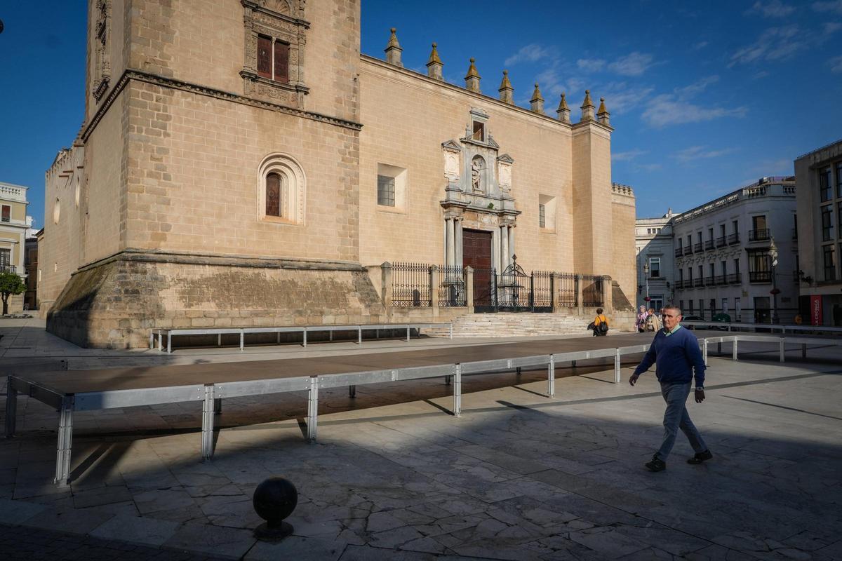 Los operarios municipales ya han instalado gran parte de las tarimas para la carrera oficial de la Semana Santa de Badajoz.
