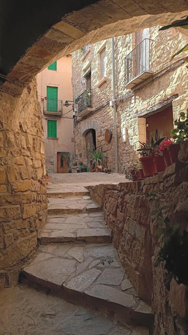 Arco en piedra sobre una calle de Guimerà.