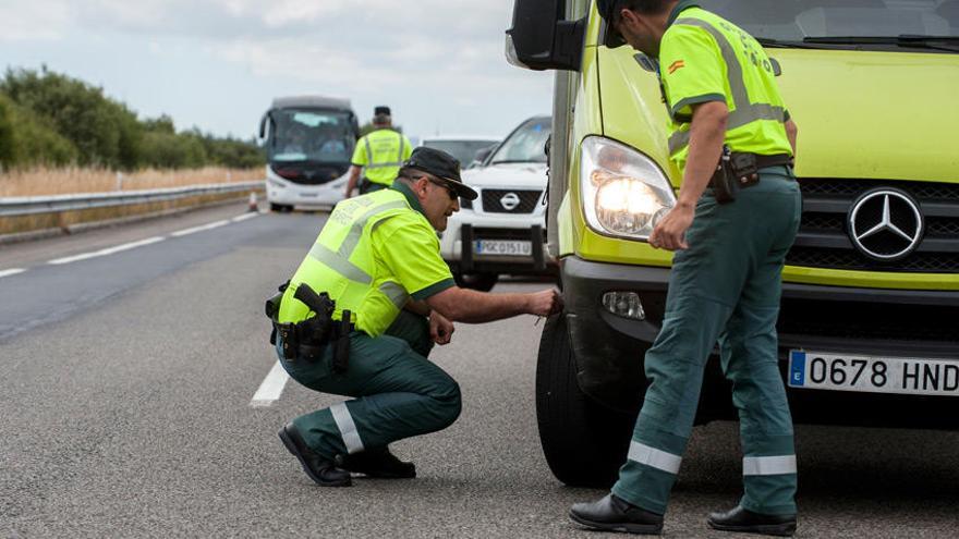 Agentes vigilan el estado de los neumáticos en las carreteras gallegas.