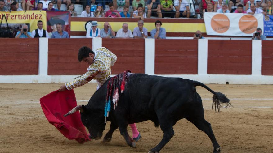 Pase de Colombo con la muleta.