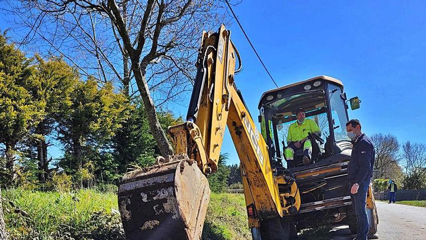 Limpieza de cunetas en el vial que une A Goleta y Oirós |