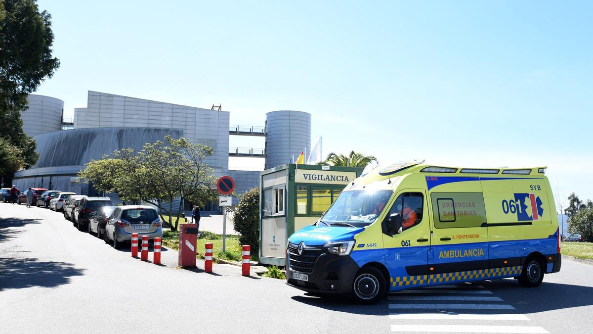 Una ambulancia accede a Urgencias de Montecelo