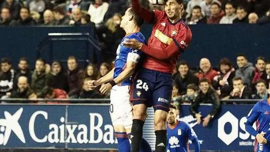 Linares y Lucas Torró pugnan por un balón aéreo.