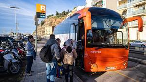 Pasajeros esperan en la estación de autobuses de la estación de Rodalies de Arenys de Mar, que concecta con Blanes