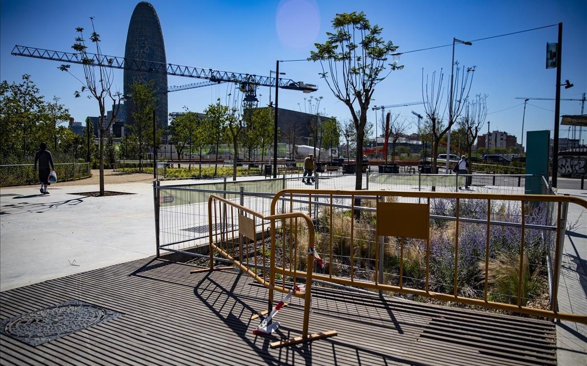 Traviesas de madera arrancadas en la zona peatonal que da acceso a la zona de juegos infantil de Glòries.