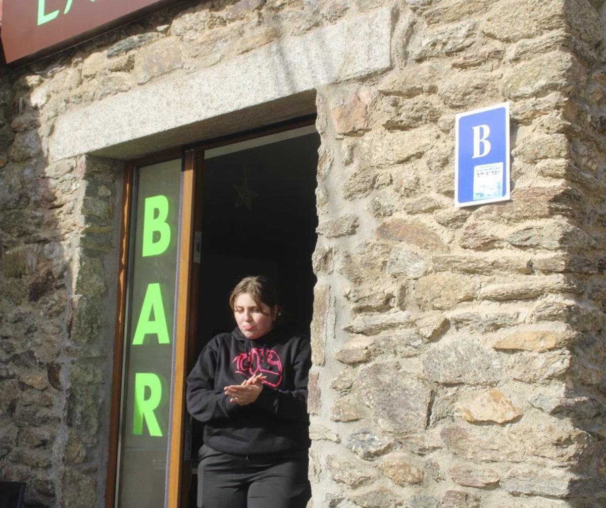 Milena y Martín, dos jóvenes que dan vida al bar de Rionegro del Puente