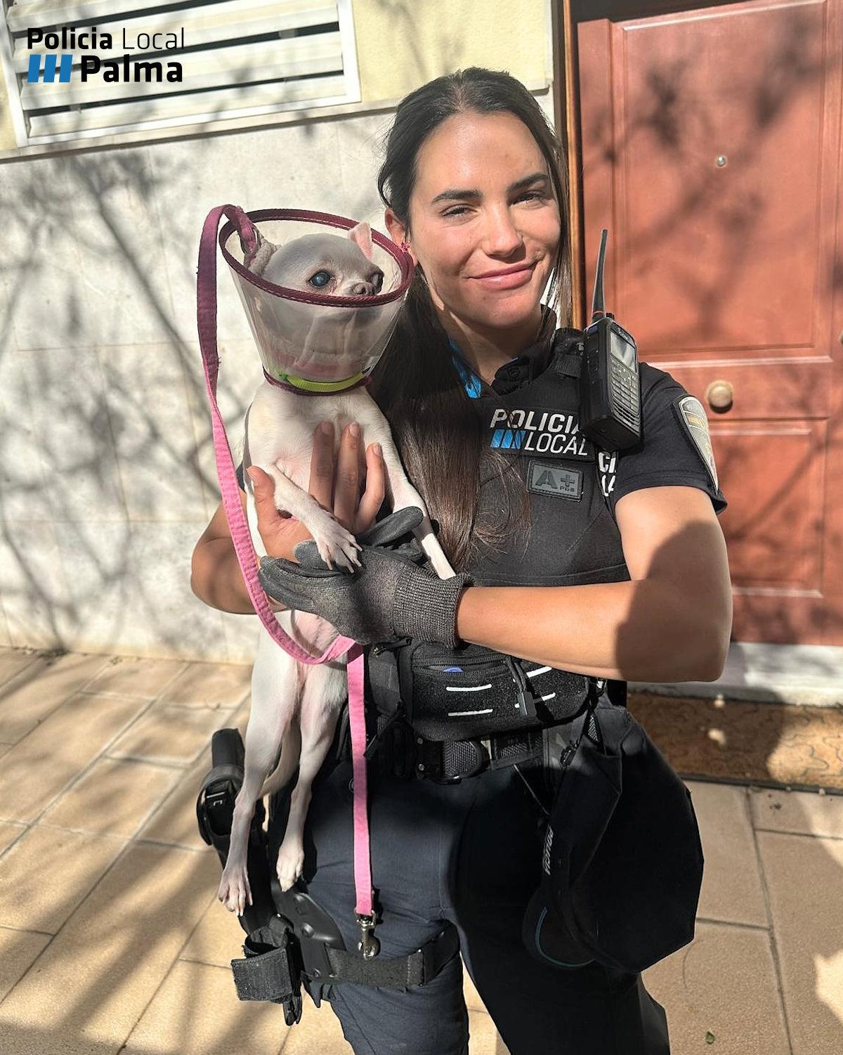 Una policía, con la perrita rescatada en el incendio.