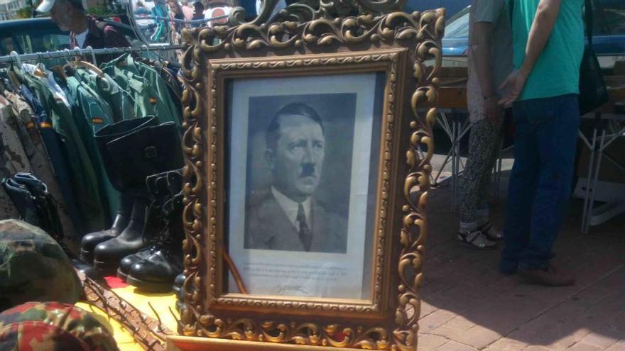 Dos imágenes de Hitler y Franco en el mercadillo de Fuengirola.