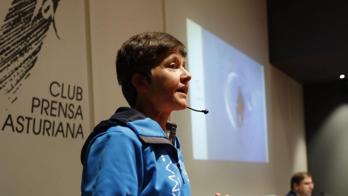 La glacióloga durante su ponencia, con Amador Menéndez sentado a la mesa. | L. Murias