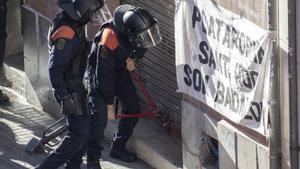 Tallar la llum i l’aigua de les vivendes ocupades no serà delicte a Barcelona