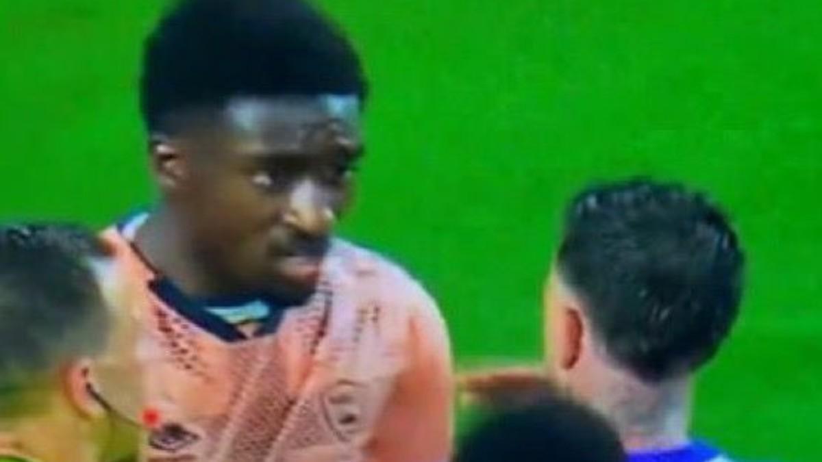 Aron Dönnum se lleva la mano a la nariz delante de Simon Ebonog