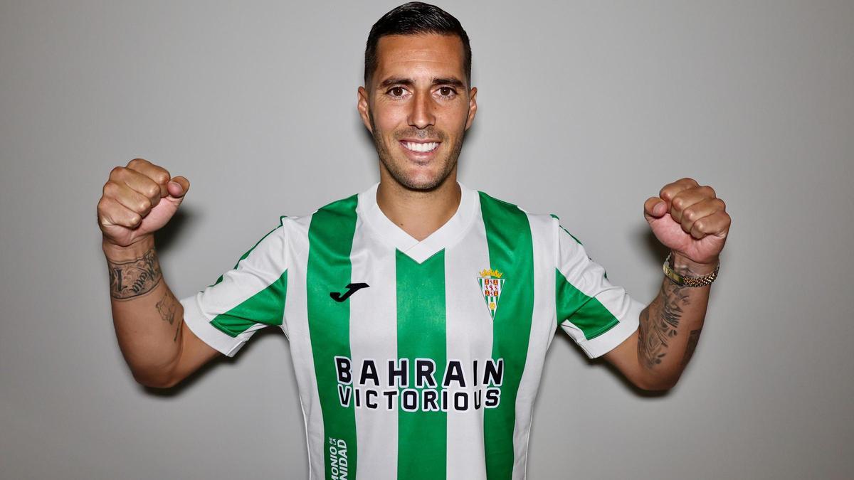 Sergi Guardiola ya posa con la camiseta del Córdoba CF.