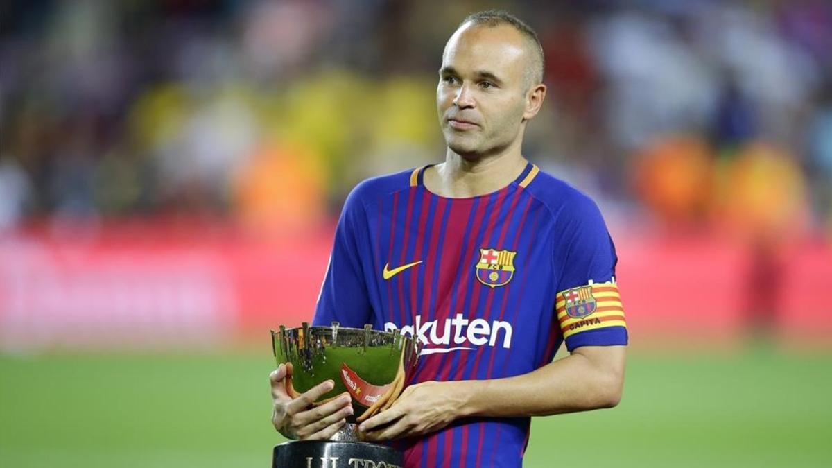 Iniesta, con el trofeo Joan Gamper