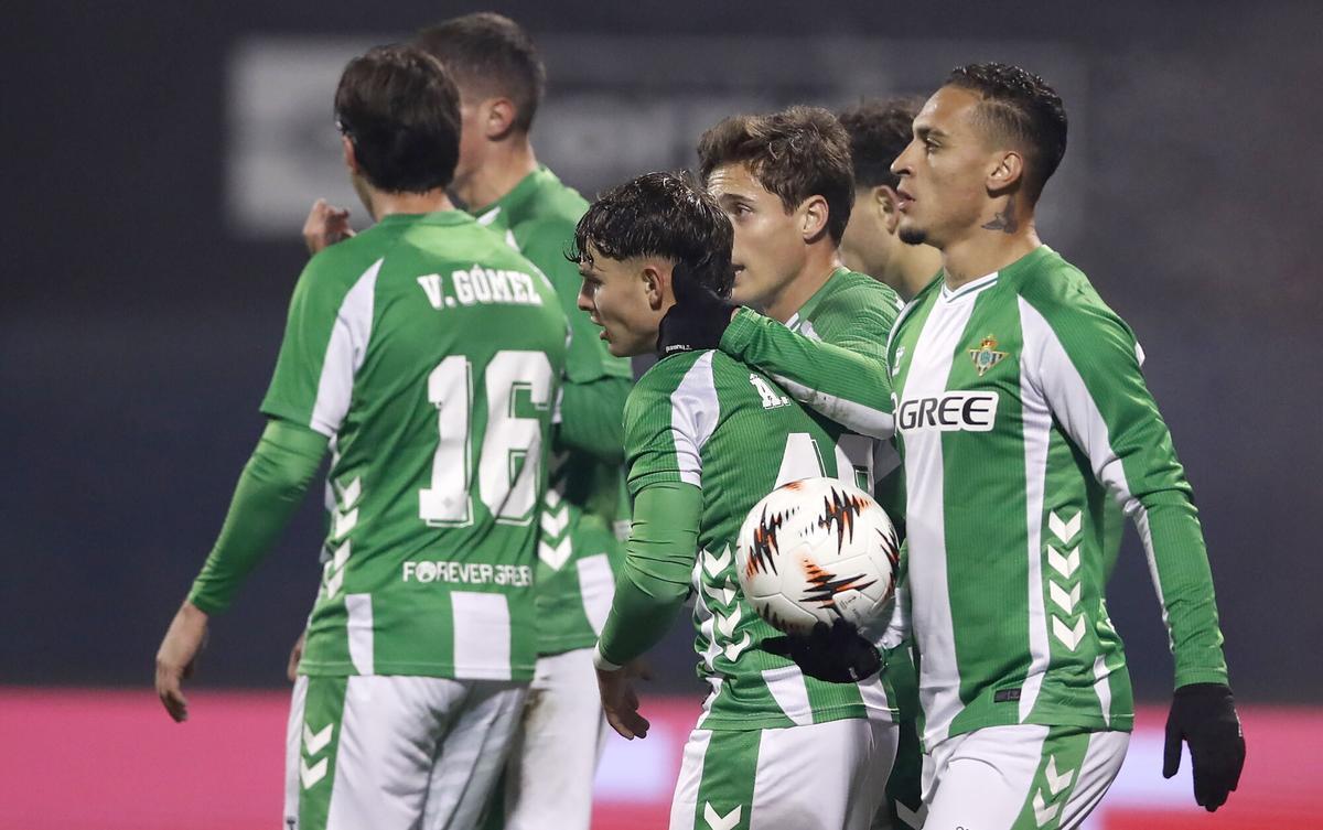 Los jugadores del Betis celebran un gol ante el Dinamo Zagreb en un partido de la liguilla de la Europa League en el Maksimir