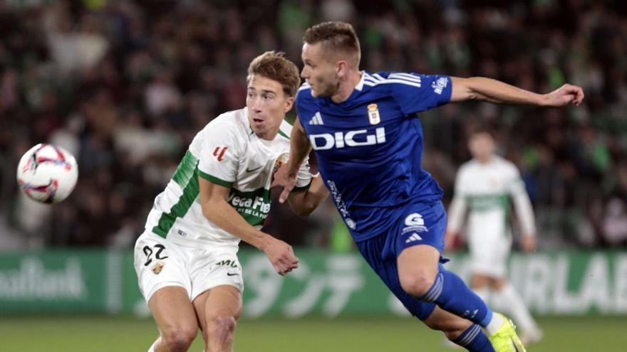 Esperar o morder, el Oviedo medita su plan ante el rival que más cuida el balón