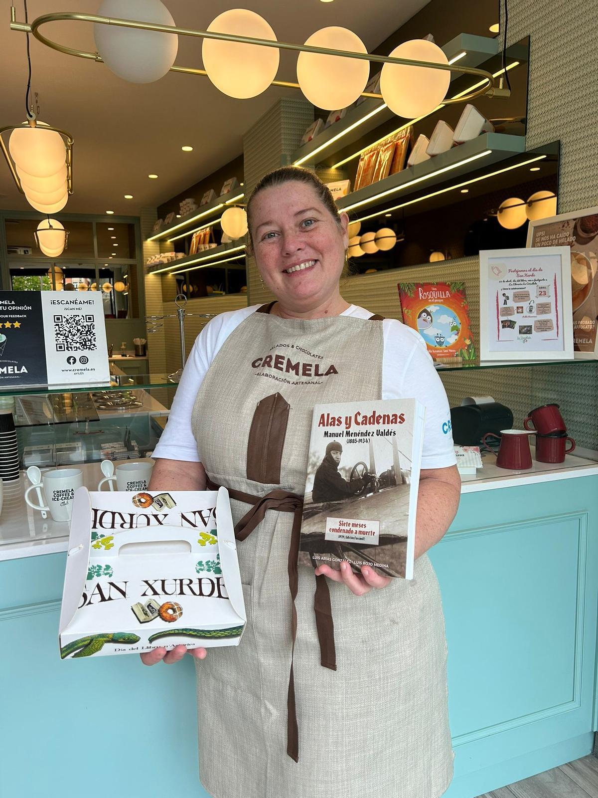 Iris Pentana, de Cremela, con un libro y el envoltorio de una rosca