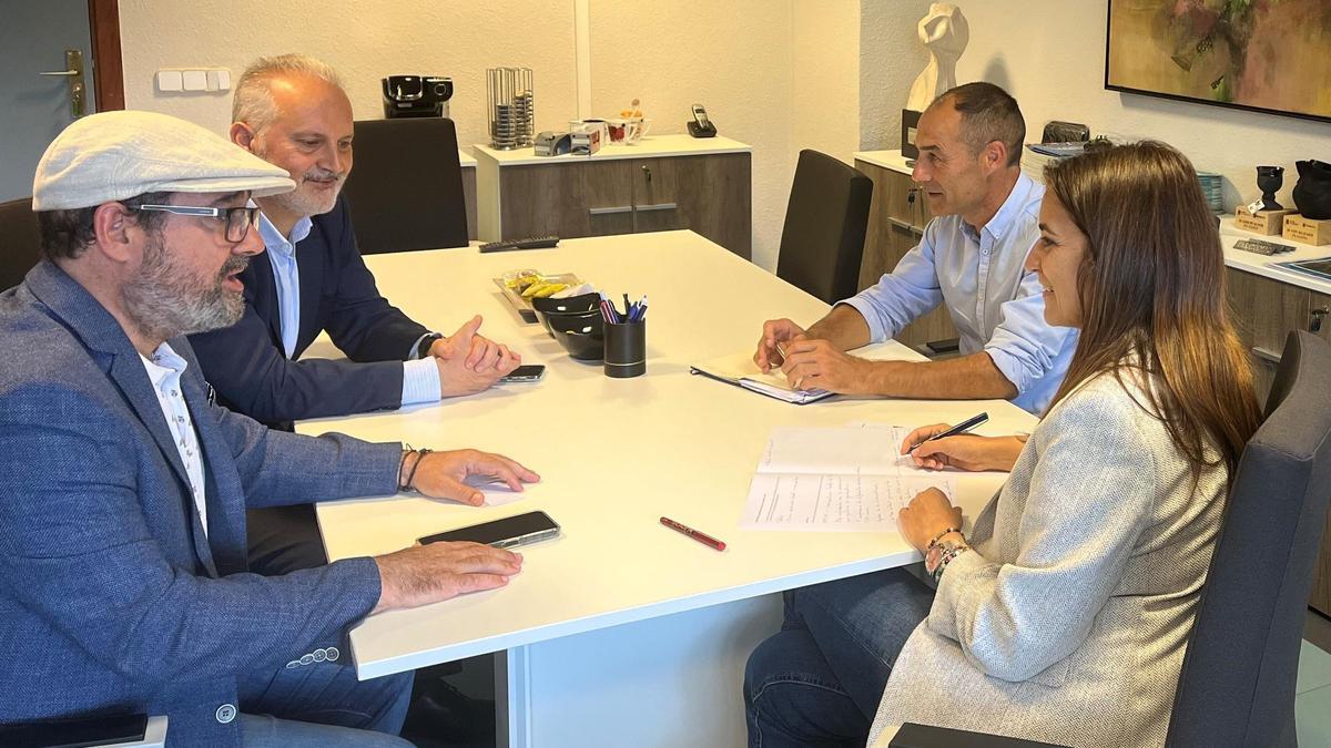 Pepe Formoso, á esquerda, Julio Castro, e Juan Gómez coa directora de Agader, Inés Santé