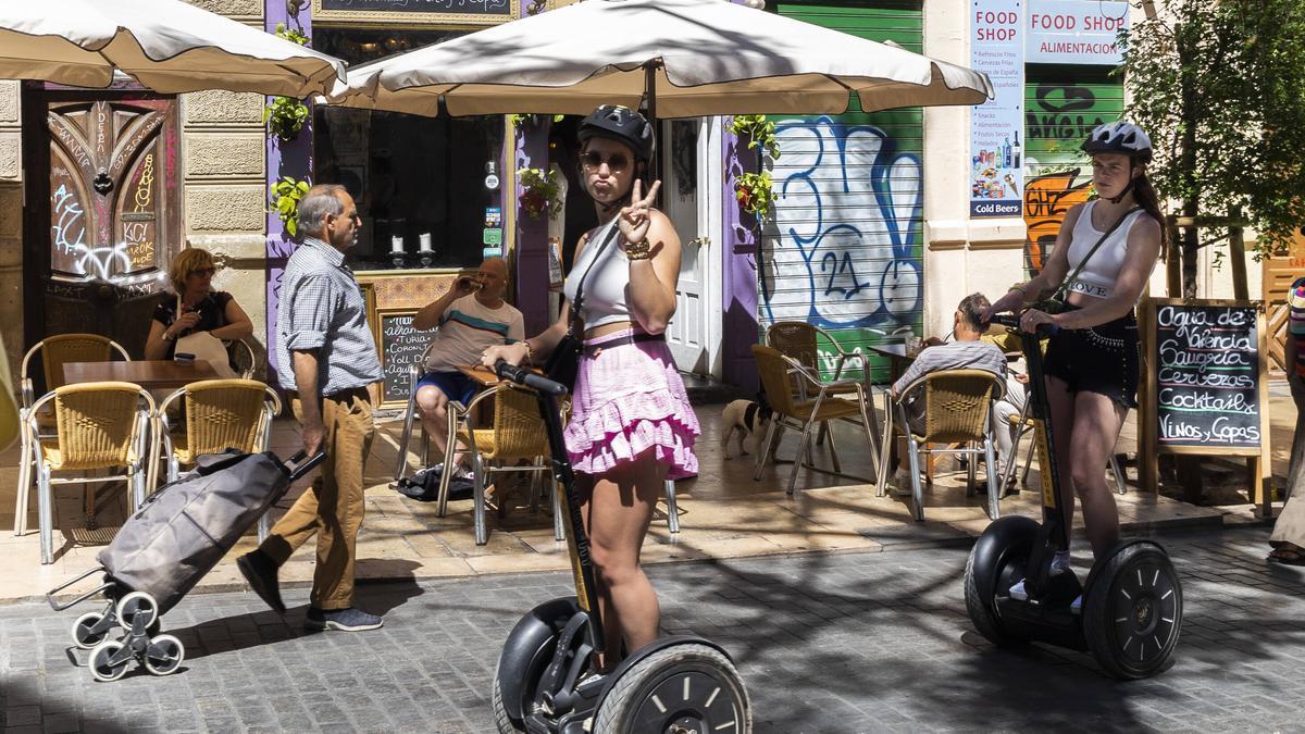 Turistas por el centro de València, este pasado mayo.