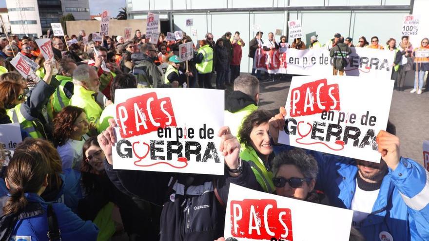 Imagen de la concentración en Santiago ante el Sergas.