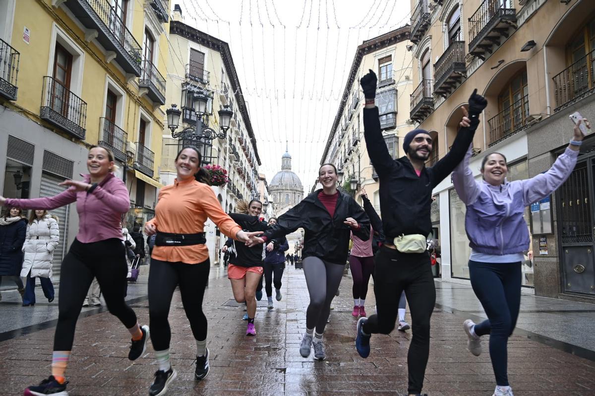 En imágenes | Runneo, el club de 'running' más viral de Zaragoza que mezcla carreras con 'cachondeo'