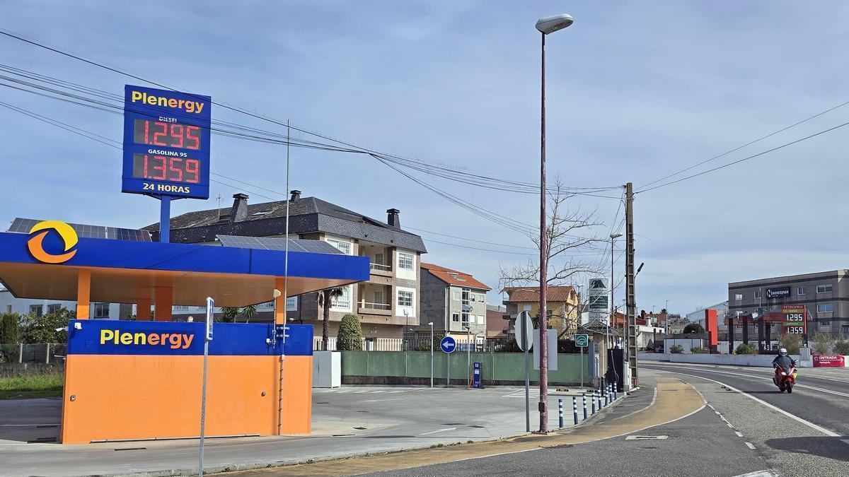 Gasolinera de Plenergy a la izquierda. Al fondo, una estación de Petroprix.