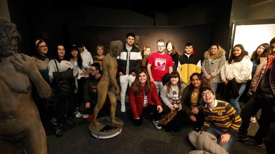 Alumnos del colegio Dolores Medio y el Instituto Fleming visitan &quot;Humanos!&quot;