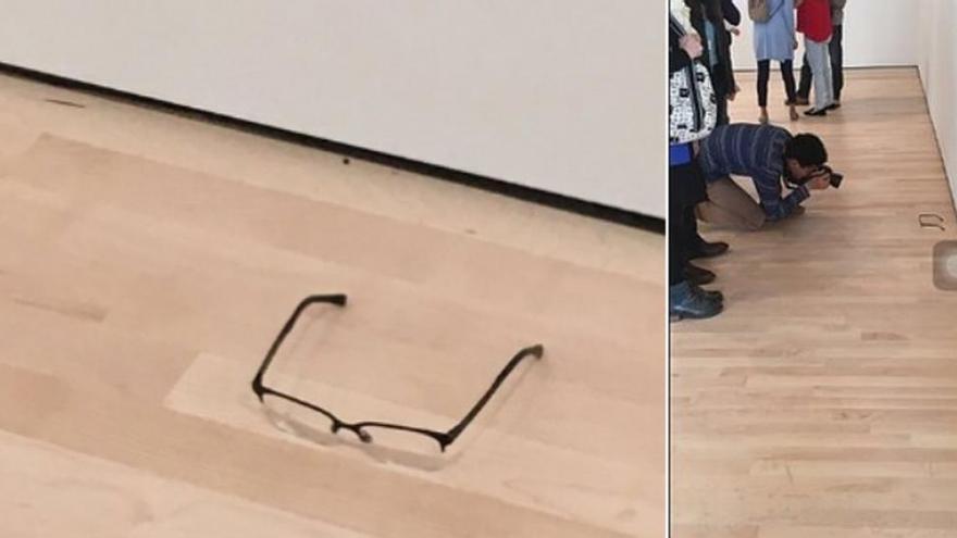 Un joven deja unas gafas en un museo y la gente se piensa que es arte