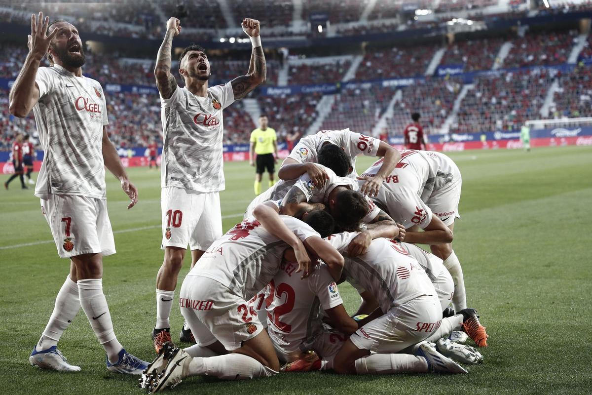 PAMPLONA, 22/05/2022.- Los jugadores del RCD Mallorca celebran el gol de Ángel Rodríguez, primero del equipo ante Osasuna, durante el partido de la jornada 38 de Liga en Primera División que Atlético Osasuna y RCD Mallorca disputan hoy domingo en el estadio de El Sadar, en Pamplona. EFE/Jesús Diges