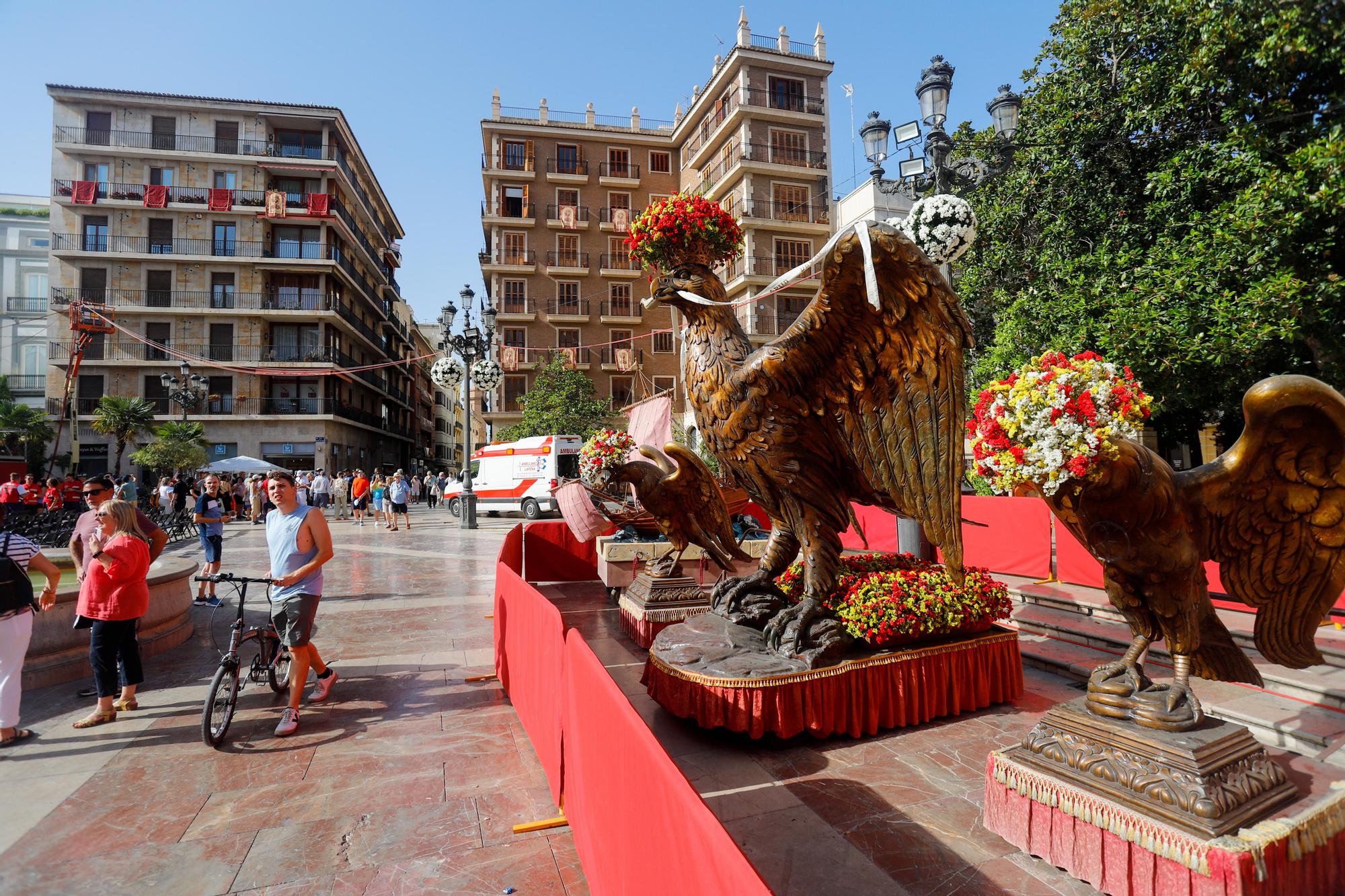 Sábado de Corpus: ambiente en la plaza, balcones y adornos florales