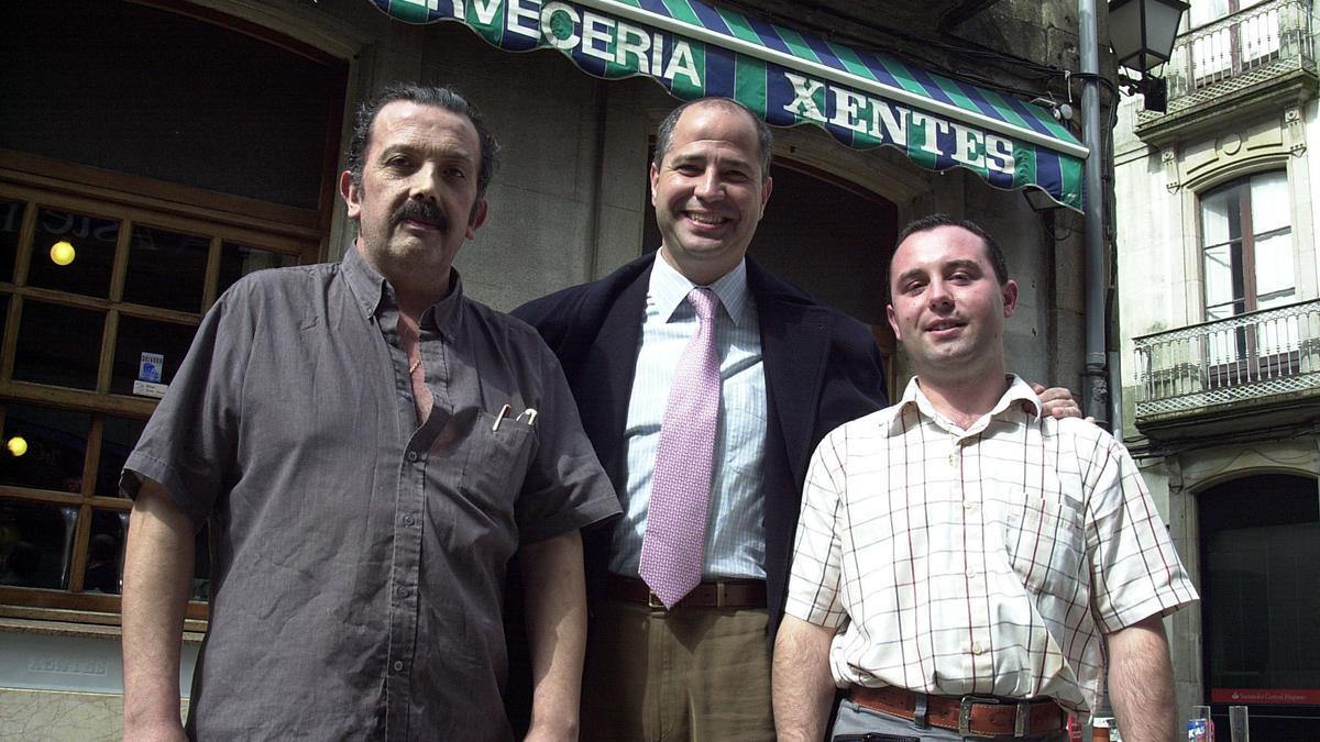 Vicente Avilés, el exentrenador de baloncesto Javier Imbroda y Javier Rodríguez, cuando el Xentes era uno de los bares de moda.