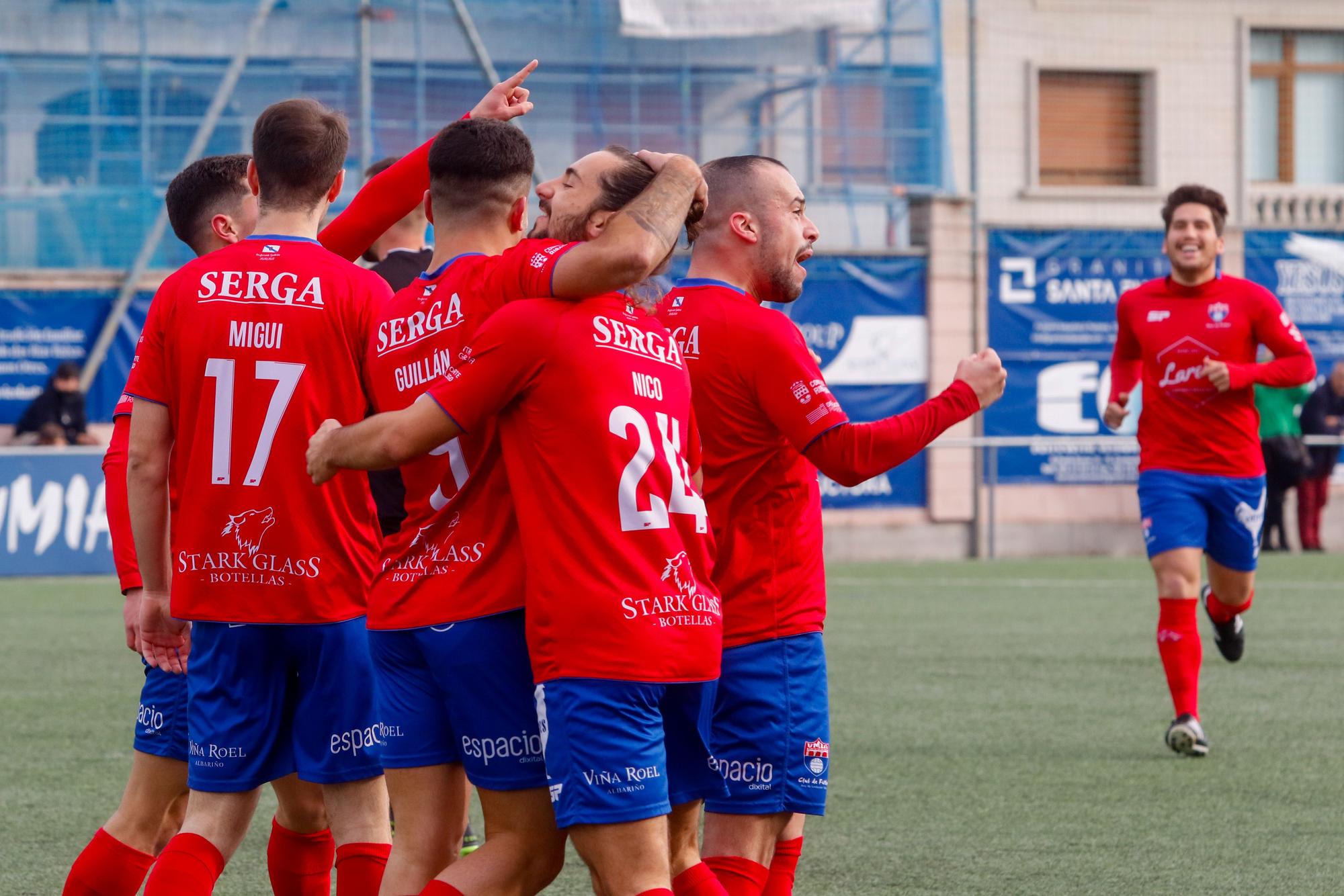 Las imágenes de la victoria del Umia sobre el Pontevedra B en A Bouza (3-0)