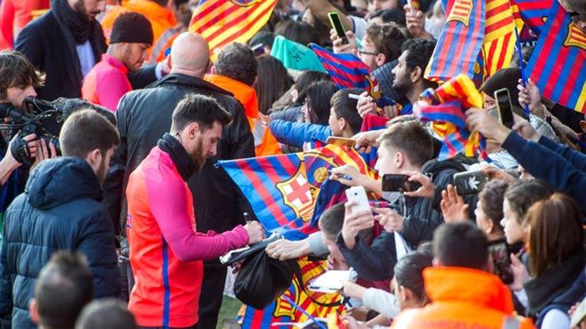 Entrenament a portes obertes del Barça davant la seva afició.