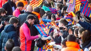 Entrenament a portes obertes del Barça davant la seva afició.