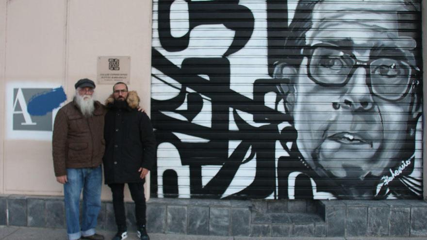 Paco Jurado y Juan María Rivero, Bohemio, esta semana con el grafiti artístico de Manuel Barbadillo, en la sala de Aplama con el nombre del artista.