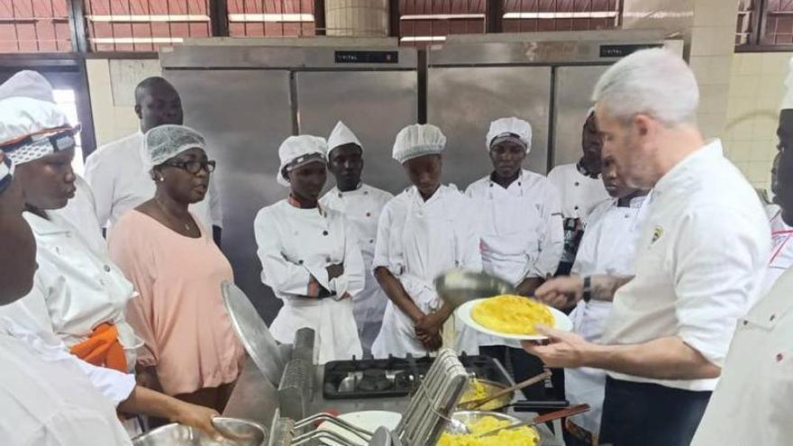 La Escuela de Hostelería de Gijón lleva la gastronomía española a Costa de Marfil