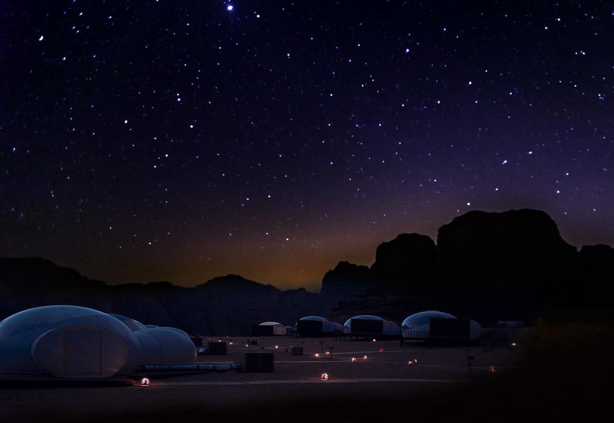 racias a la gran altitud, la ausencia de contaminación lumínica y sus cielos despejados, el desierto de Wadi Rum en Jordania ofrece uno de los mejores cielos nocturnos del mundo para la observación de estrellas.