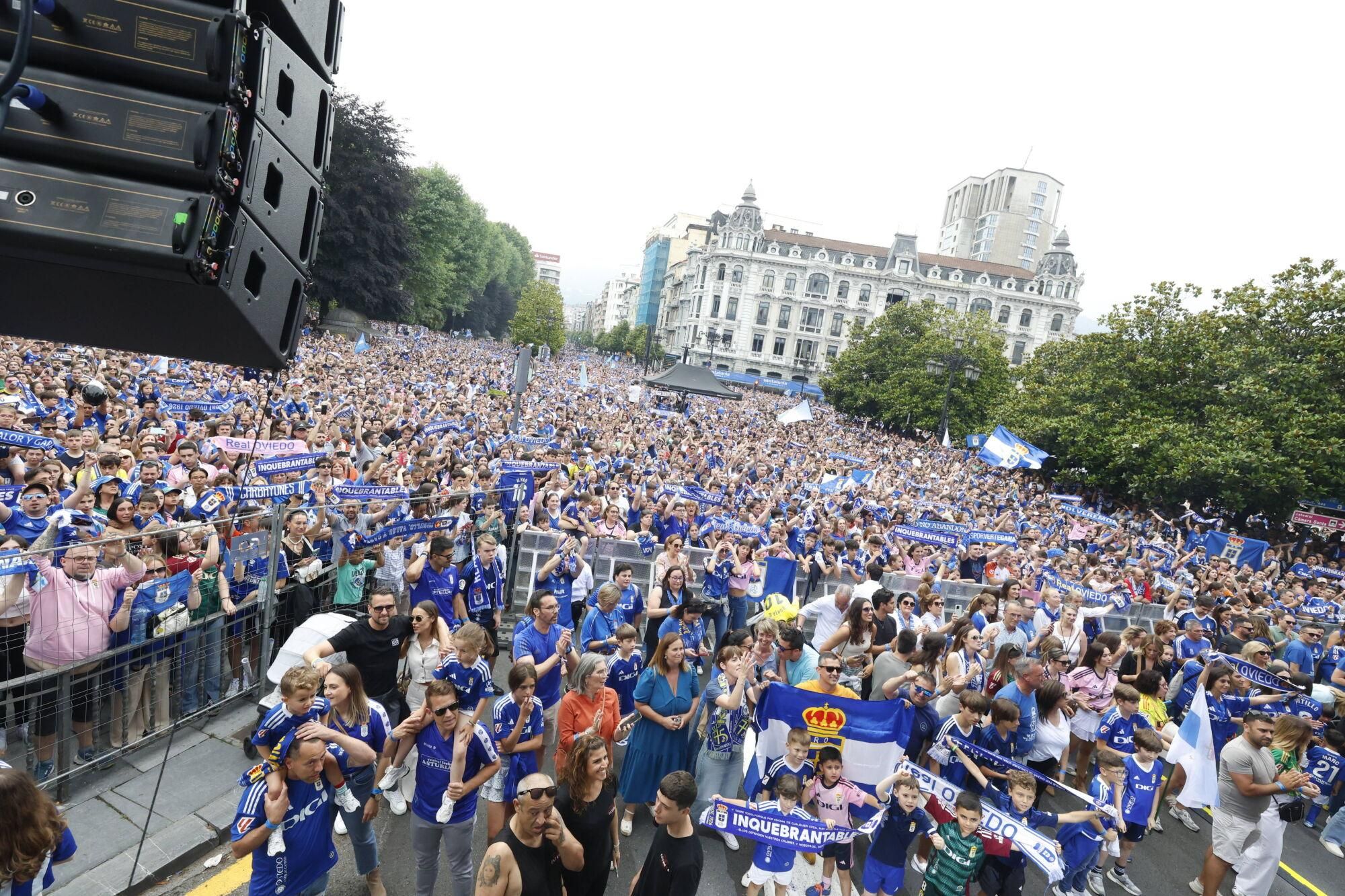 Locura azul en las calles de Oviedo para celebrar el ascenso del equipo a Primera División