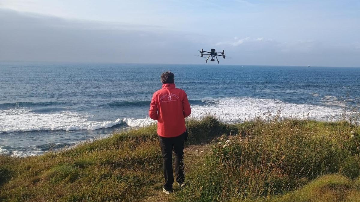 Un equipo de drones en busca del hombre desaparecido en Castrillón.