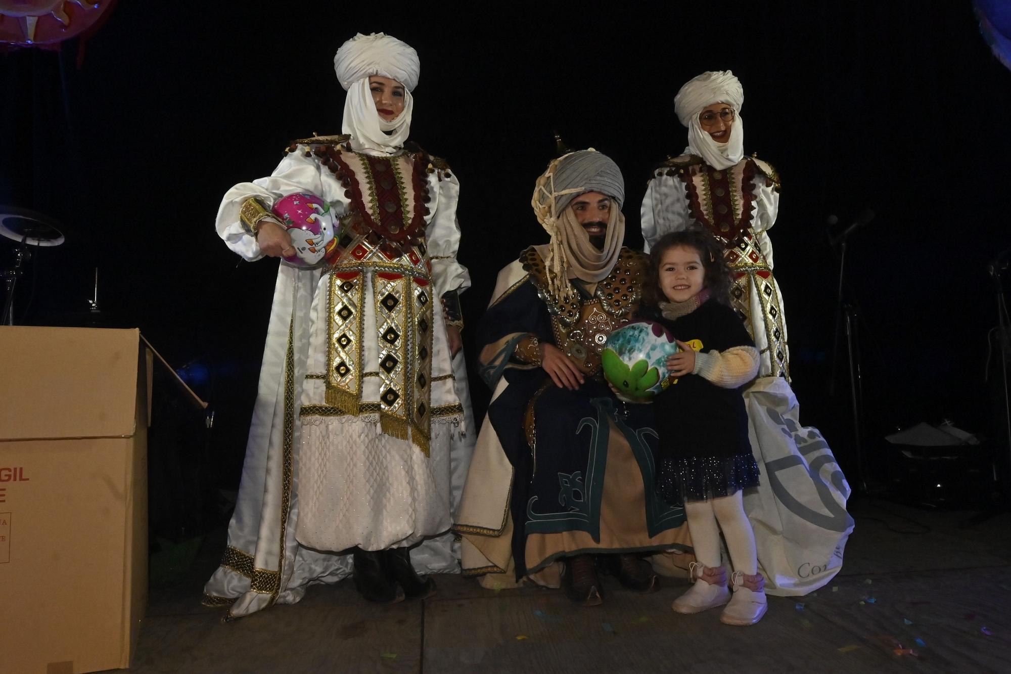 Los peques de Castelló entregan al Cartero Real las misivas con sus deseos. Encuentra tu foto.