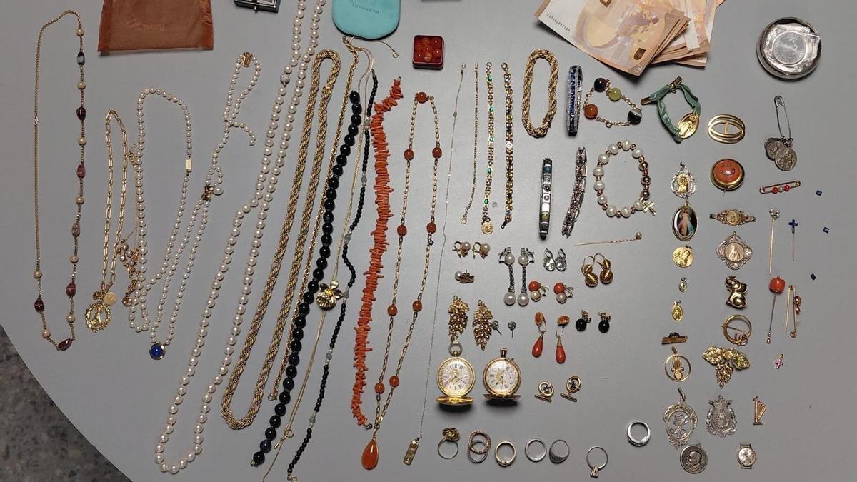 Colección de joyas robadas a una anciana en Sevilla presuntamente por su cuidadora.