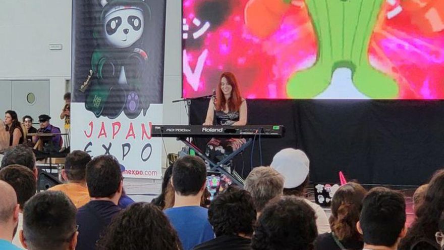 Baño de masas de la pianista Elesky en la Kokoro Japan |