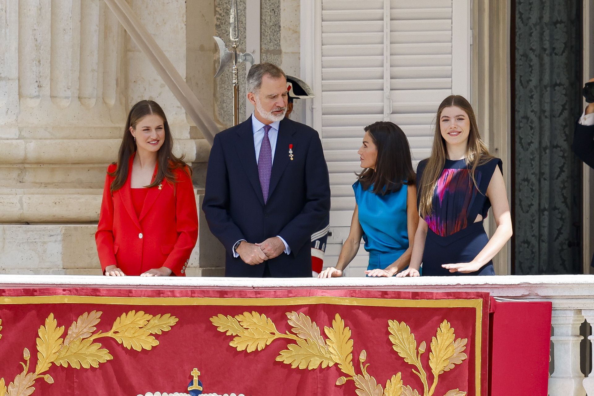 La reina Letizia sentada en un taburete en el balcón principal del Palacio Real