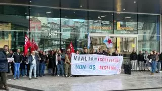 Empleados de mantenimiento de Vialia denuncian «amenazas»: «Pasaron de pagarnos 25 euros por los domingos a 3 euros»