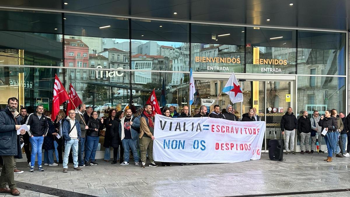 Concentración de trabajadores y delegados de la CIG, esta mañana en la entrada del complejo comercial.