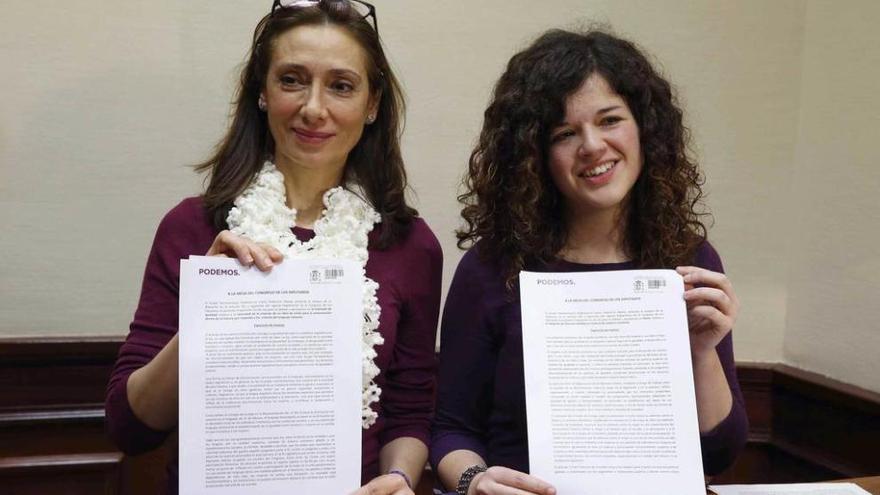 Las diputadas de Podemos Rosana Pastor y Sofía Fernández Castañón (derecha), con la propuesta.