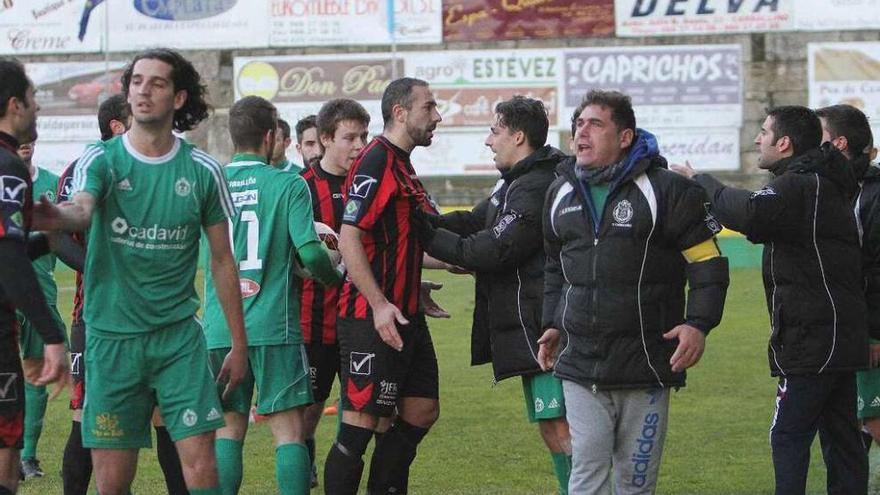 Un momento de tensión entre los jugadores de ambos equipos en el Espiñedo. // Iñaki Osorio