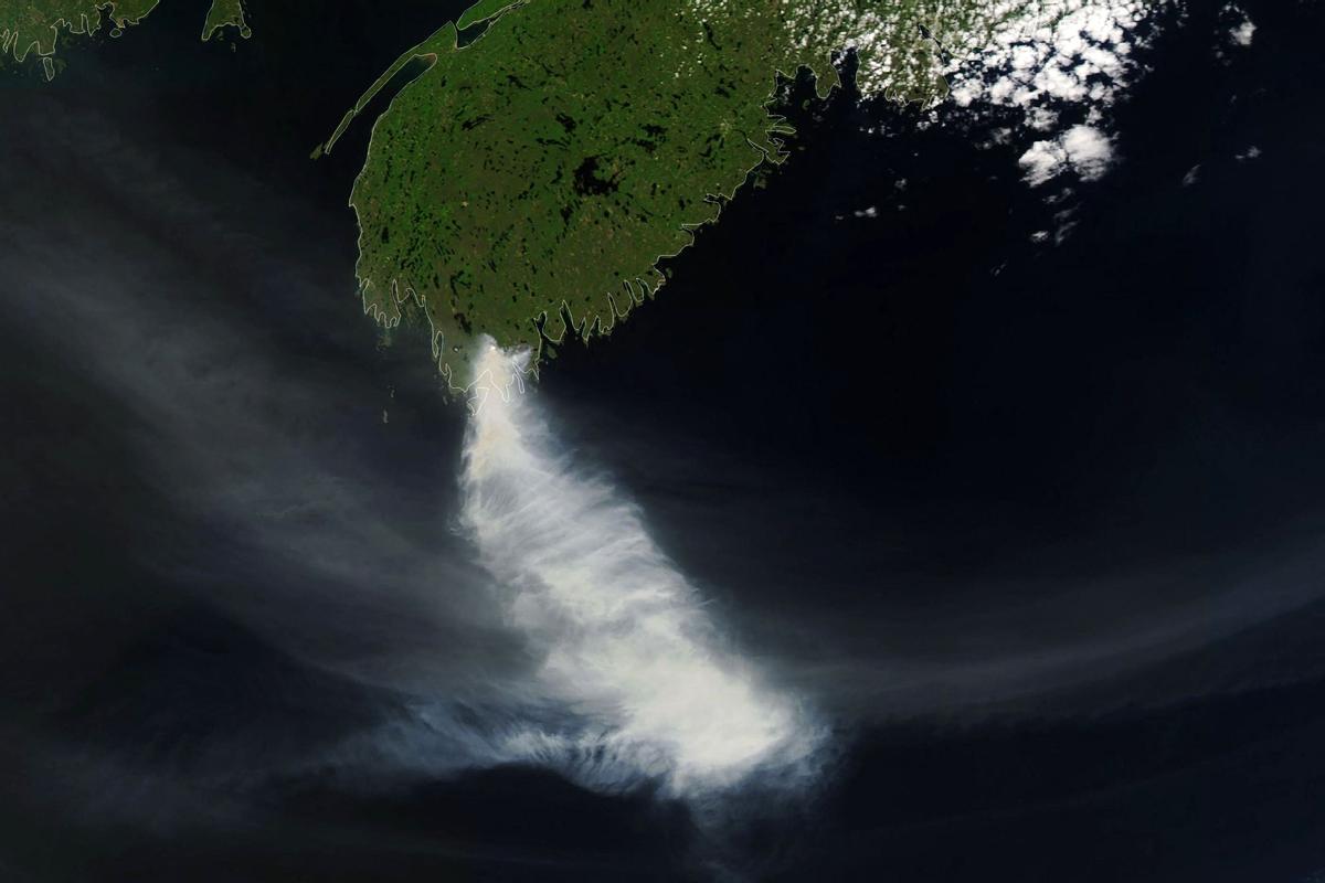 Imagen de satélite del Observatorio de la Tierra de la NASA, con fecha del 29 de mayo, en la que se observa humo procedente de Shelburne, Nueva Escocia, Canadá.