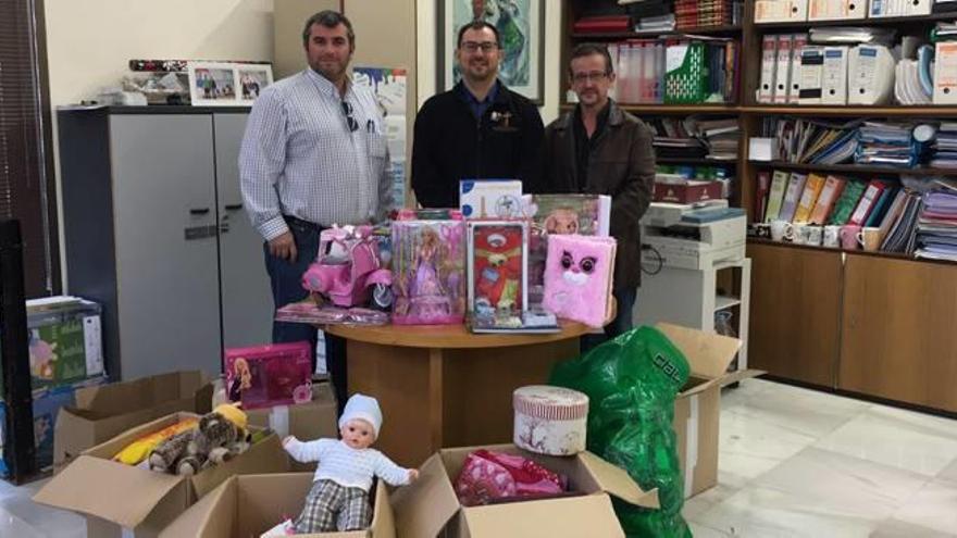 Entrega de juguetes para Cáritas