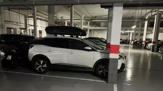 Polémica en un garaje de Zaragoza porque un propietario aparca la moto y el coche en la misma plaza: "Deja algo en la calle"