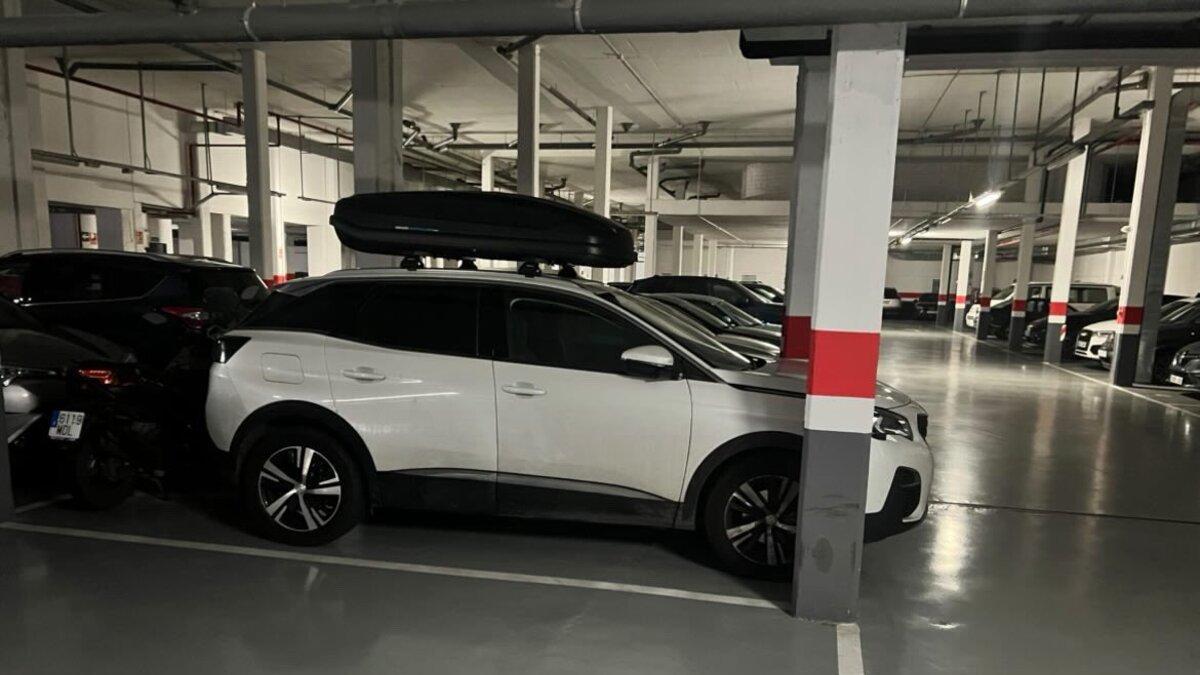 Vídeo | Polémica en un garaje de Zaragoza porque un propietario aparca la moto y el coche en la misma plaza: "Deja algo en la calle"